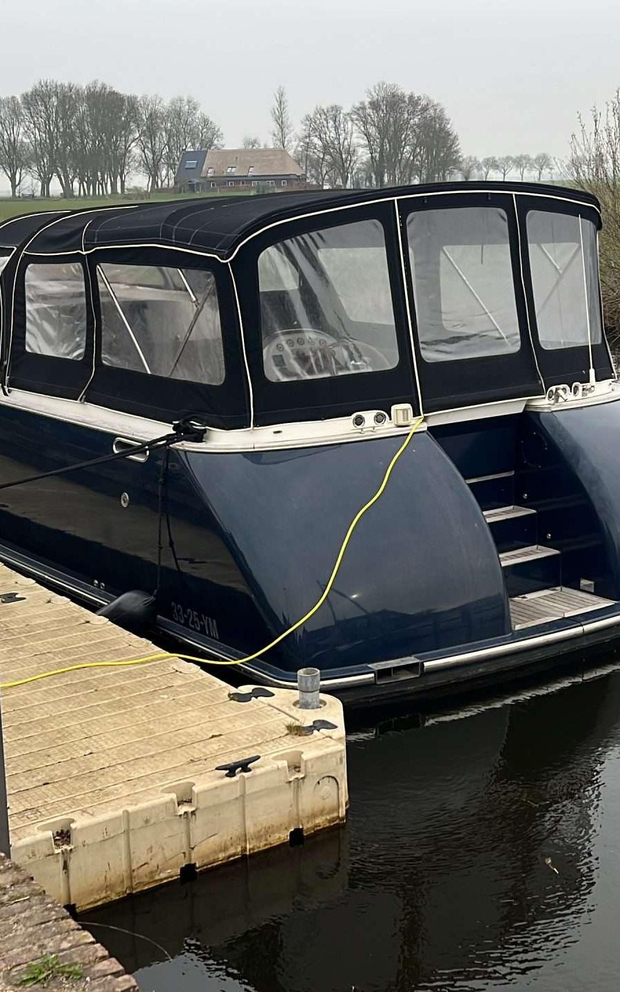 Gulliver 1220 - Boot met afdekzeil aangemeerd aan vlonder