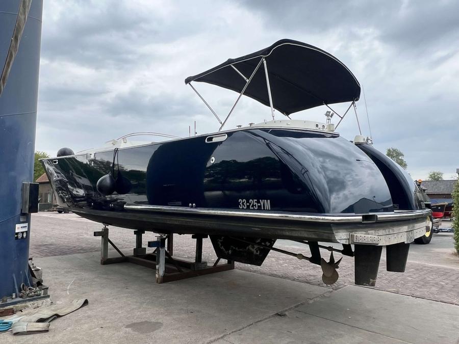 Gulliver 1220 - Boot op de kant, schroef en roeren zichtbaar