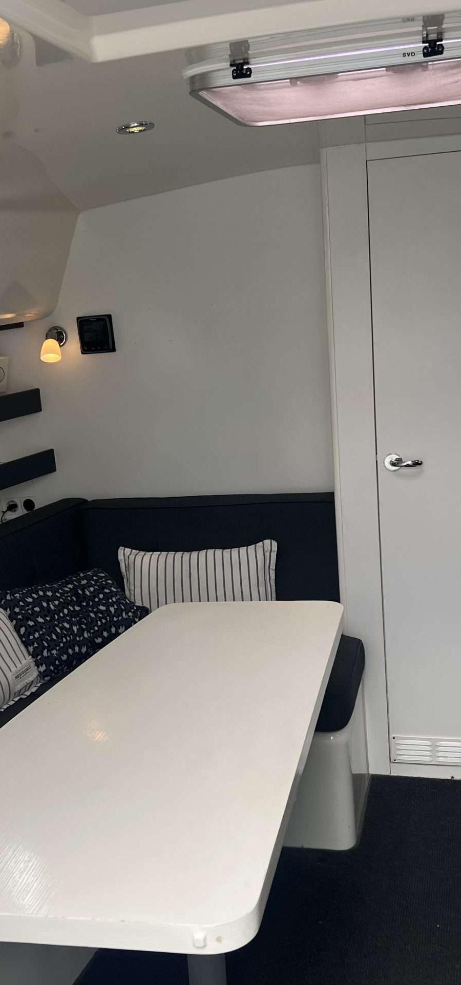 Gulliver 1220 - kajuit met zithoek, tafel, en kombuis met spoelbak