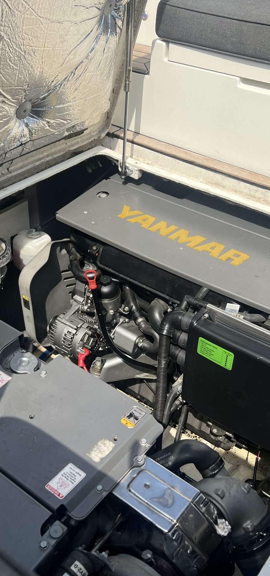 Gulliver 1220 - Motorruim met Yanmar motor en installaties