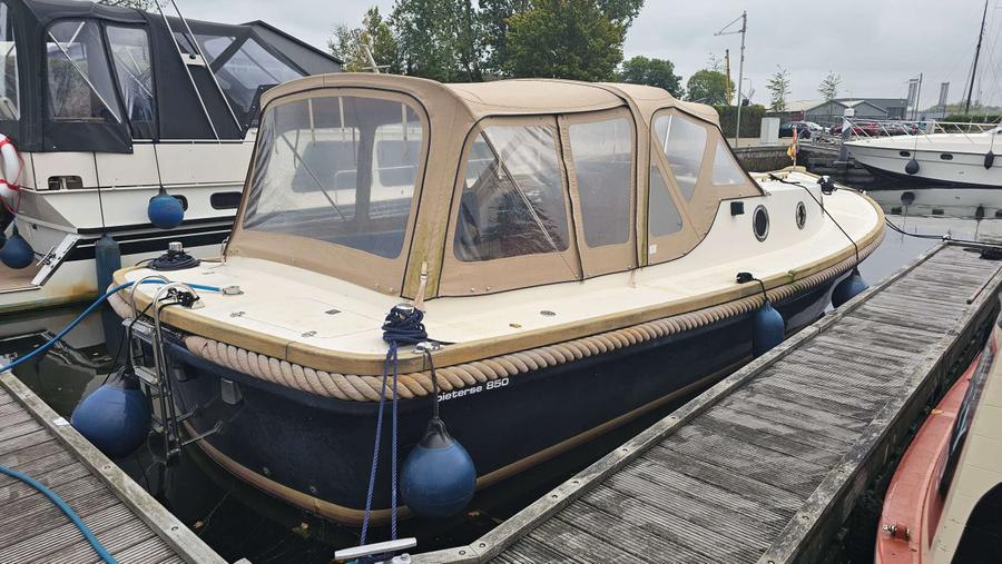 Pieterse 850 - Zij- en vooraanzicht Pietersen 850 in de haven