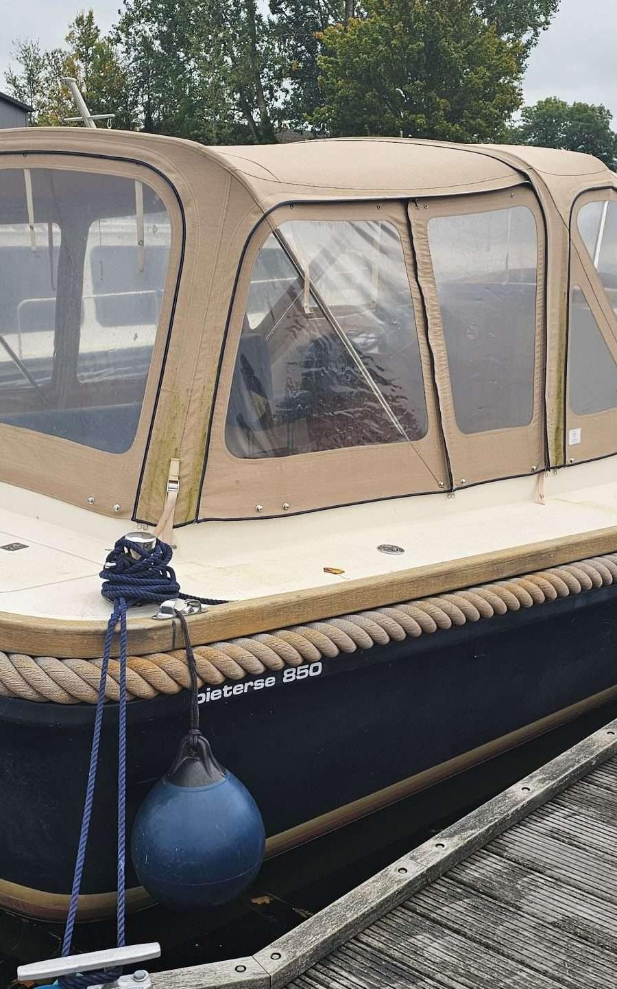 Pieterse 850 - Zij- en vooraanzicht Pietersen 850 in de haven