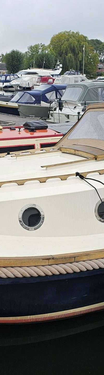 Pieterse 850 - Motorkruiser in de haven met stootwillen, vaarklaar