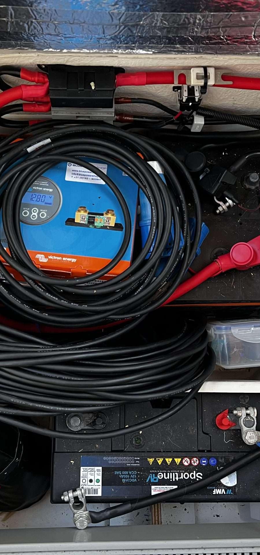 Pieterse 850 - Opbergruimte met accu, kabels, Victron Energy stroommeter
