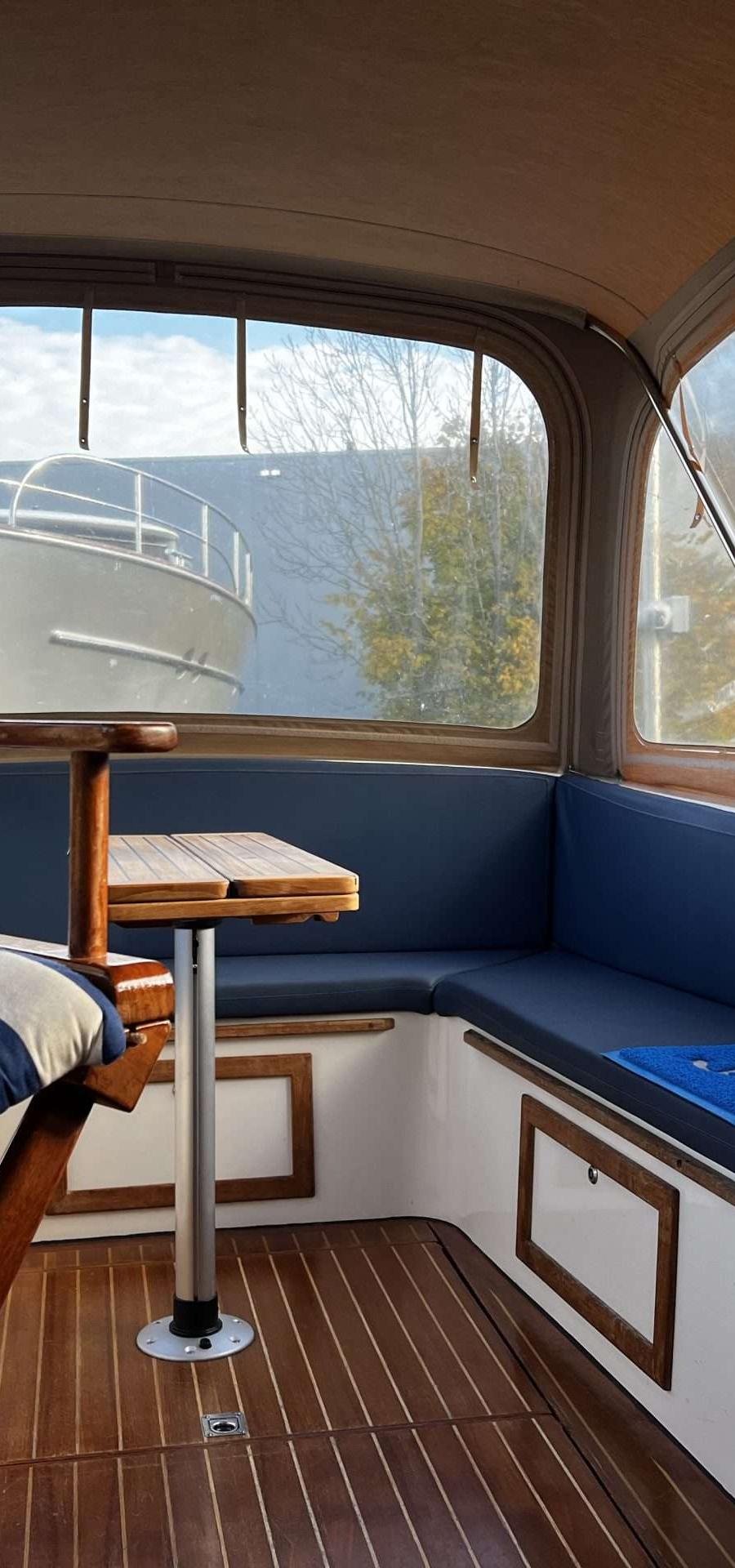 Pieterse 850 - Kuip met zithoek, tafel, houten vloer en stoel