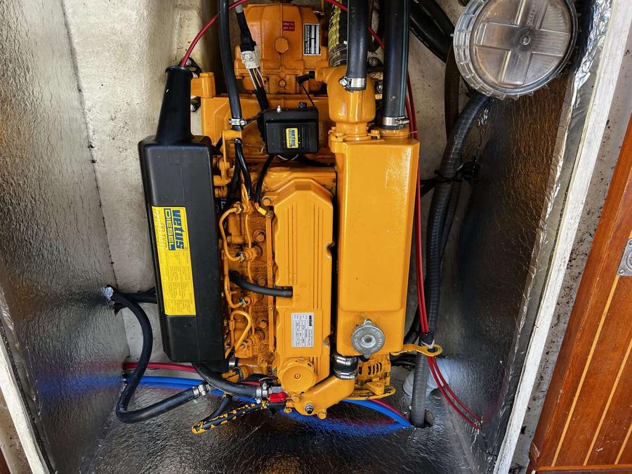 Pieterse 850 - Motorruim met Vetus dieselmotor en leidingen