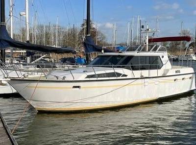 Shogun 41 - Motorjacht "Mira" in haven met open kuip