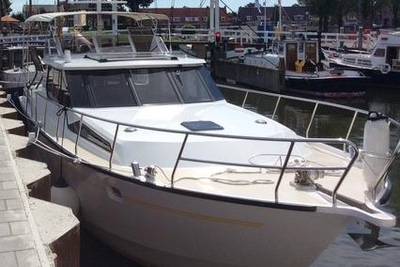 Shogun 41 - Voordek, ankerlier, reling, fender, boot in gracht