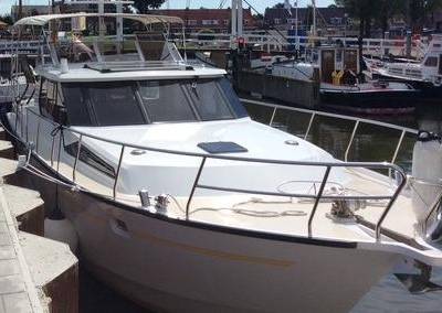 Shogun 41 - Voordek, ankerlier, reling, fender, boot in gracht