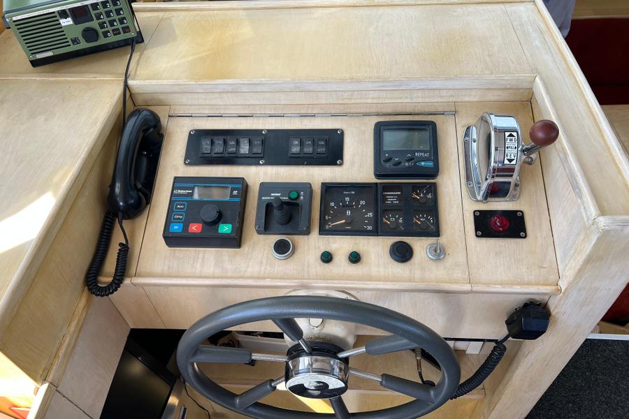 Shogun 41 - Stuurhut met stuurwiel, controlepanelen en schakelaars