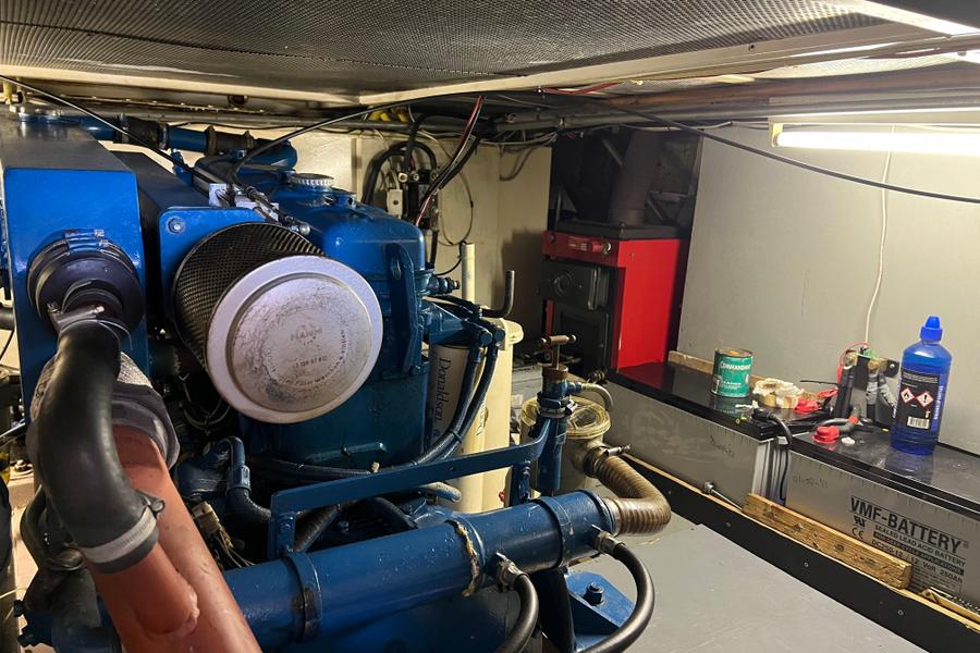 Shogun 41 - Motorruim met motor, accu, dieselfilter en kachel