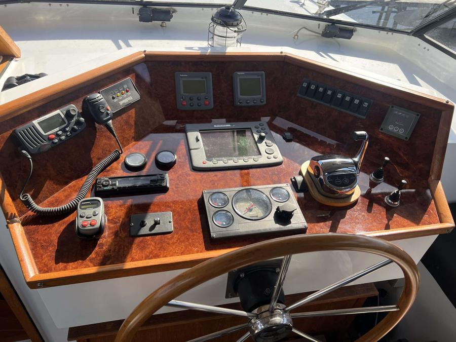 Stuurstand met dashboard, navigatie, stuurwiel en gashendel