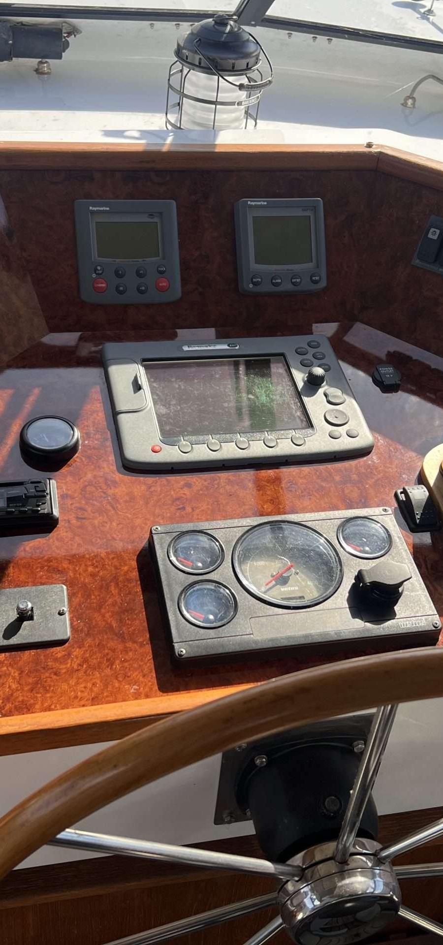 Stuurstand met dashboard, navigatie, stuurwiel en gashendel