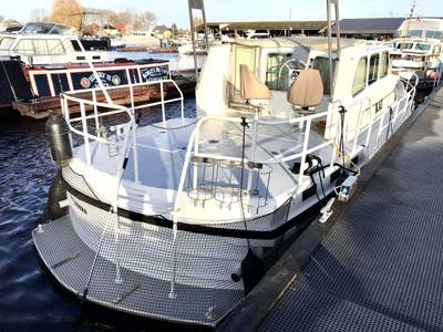 Voormalige Patrouilleboot - Achterdek met zwemplateau, stuurhut en railing