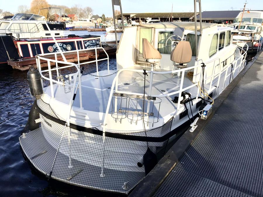 Voormalige Patrouilleboot - Achterdek met zwemplateau, stuurhut en railing
