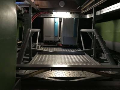 Voormalige Patrouilleboot - Technische ruimte met platenvloer, kabels en elektronica