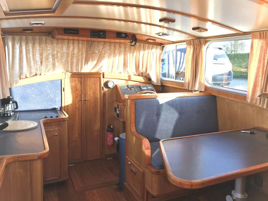 Voormalige Patrouilleboot - Salon met stuurstand, kombuis, zithoek en tafel