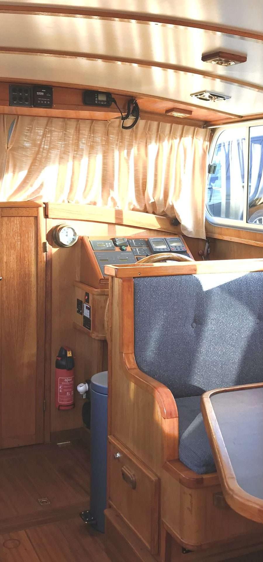 Voormalige Patrouilleboot - Salon met stuurstand, kombuis, zithoek en tafel