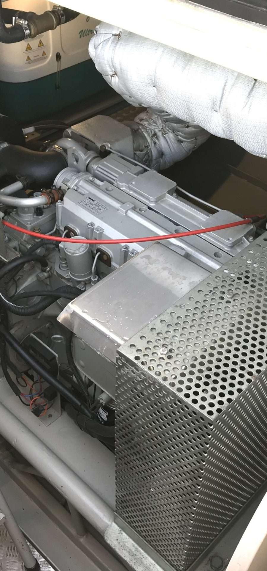 Voormalige Patrouilleboot - Motorruim met motor en generator