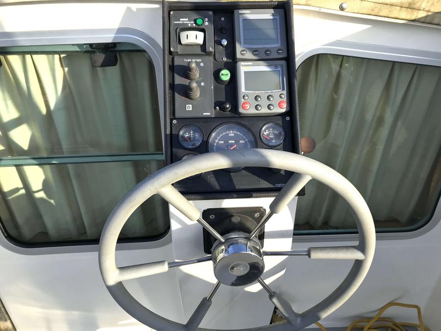 Voormalige Patrouilleboot - Stuurstand met dashboard, stuurwiel, thruster en schermen