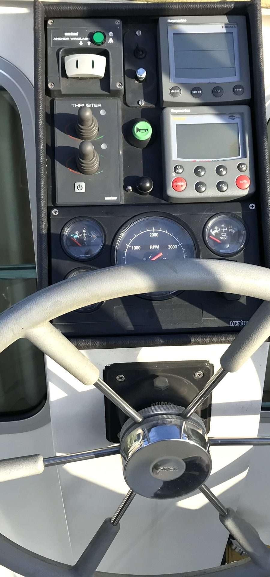 Voormalige Patrouilleboot - Stuurstand met dashboard, stuurwiel, thruster en schermen