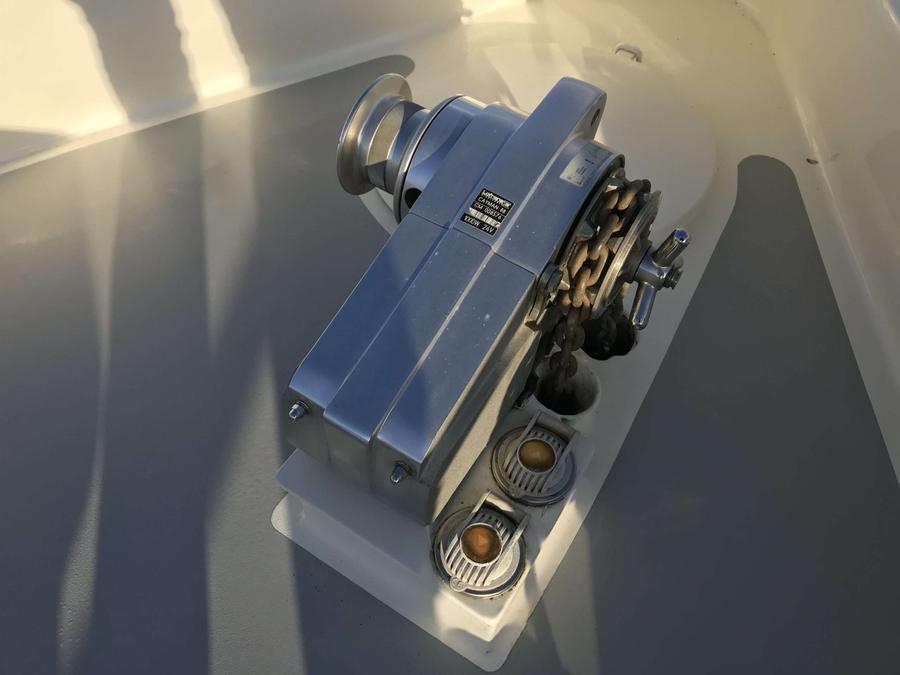 Voormalige Patrouilleboot - Voordek ankerlier met ankerketting, navigatielichten