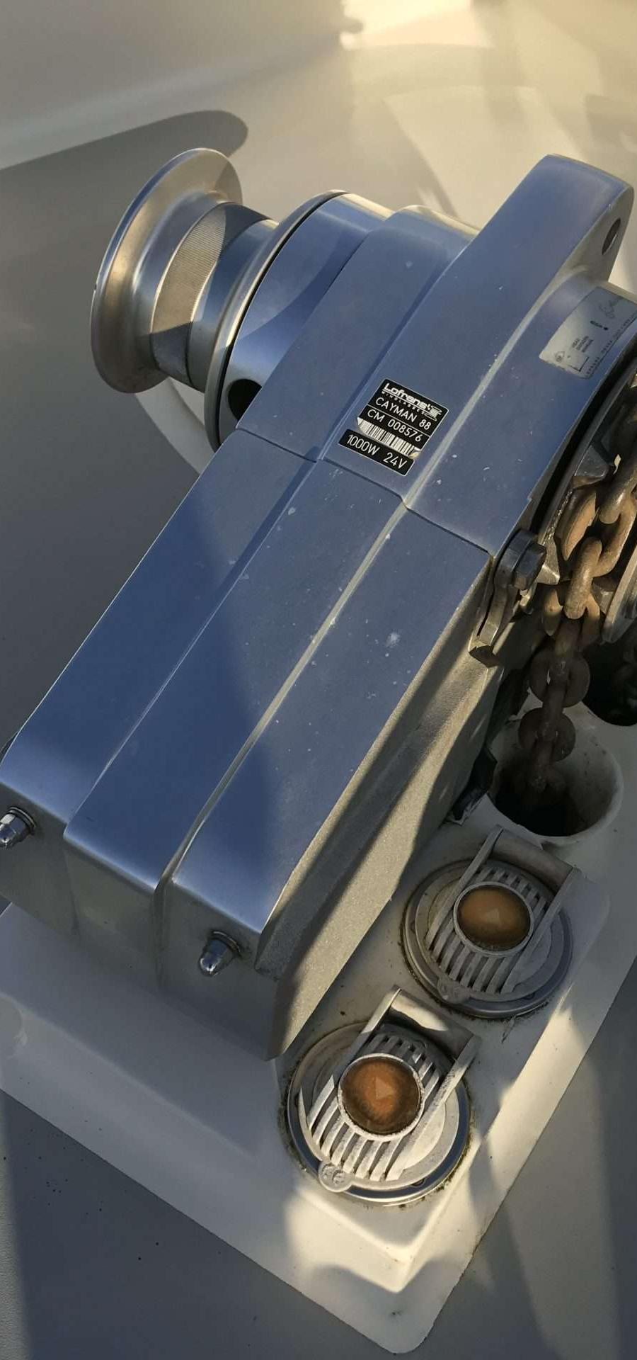 Voormalige Patrouilleboot - Voordek ankerlier met ankerketting, navigatielichten