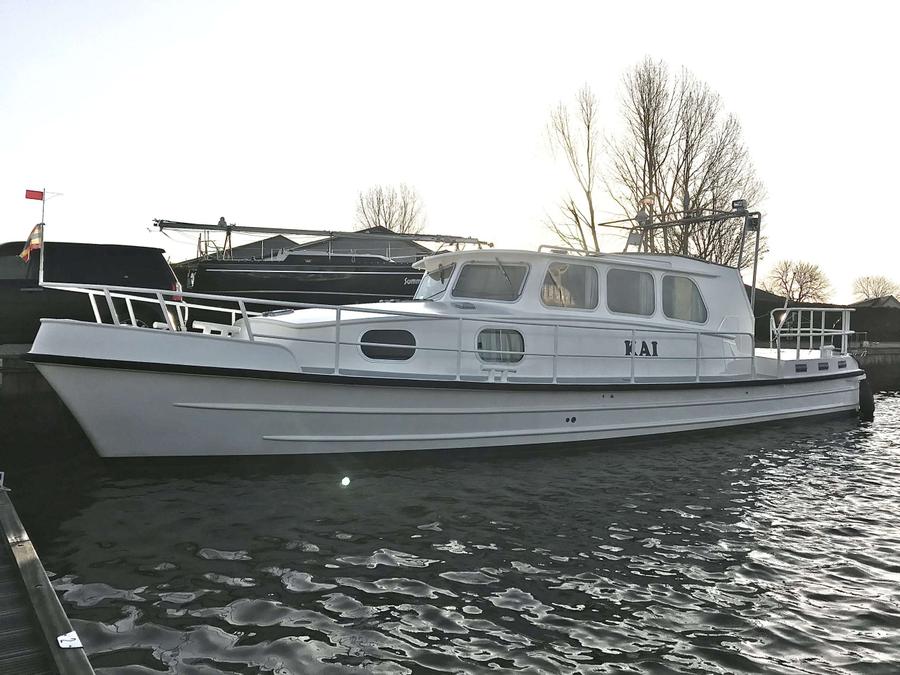 Voormalige Patrouilleboot - Zijaanzicht witte stalen motorboot in het water